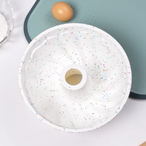 Silicone Spiral Bundt Cake Pan 9-inch with Handles