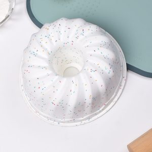 Silicone Spiral Bundt Cake Pan 9-inch with Handles